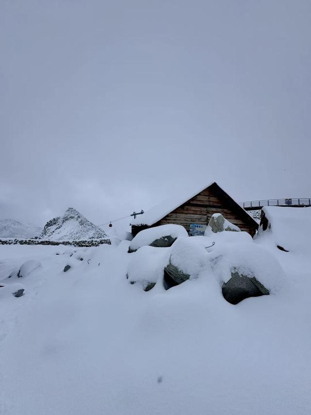 达古冰川下雪啦！雪域浪漫+烟火温柔，攻略请收好！