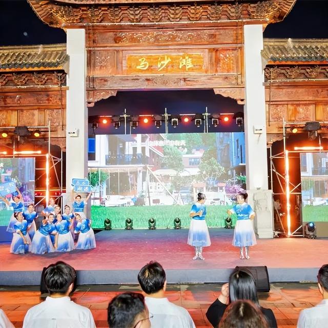 大批人冒雨赶来！富阳这里，太有氛围感了！