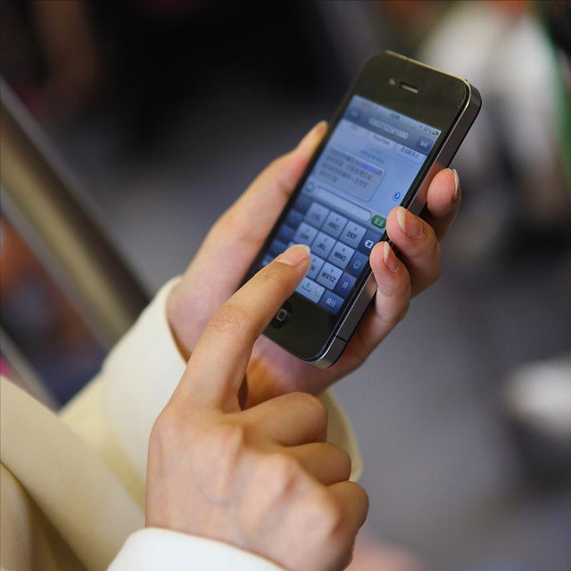 旗舰机疯狂降价，千元机配置“越级”，中端机被两头夹击，太难了