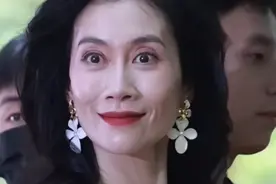 年纪大了一点要有点肉，46岁的温峥嵘瘦皮包骨，网友辣评：吓人图片