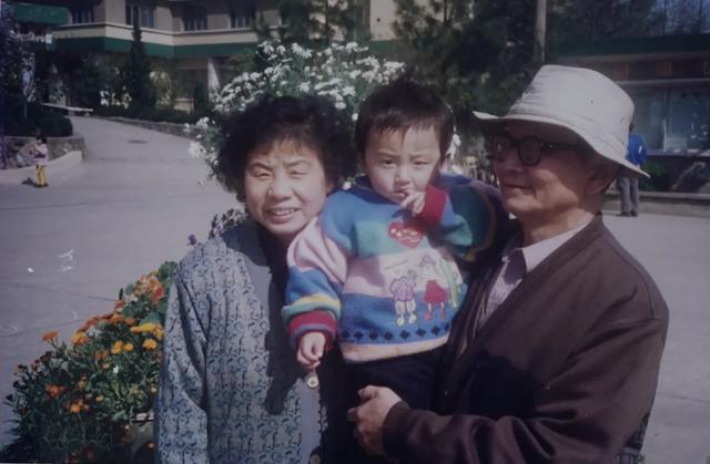 他亲手将奶奶封存在网络世界里，让无数网友泪目