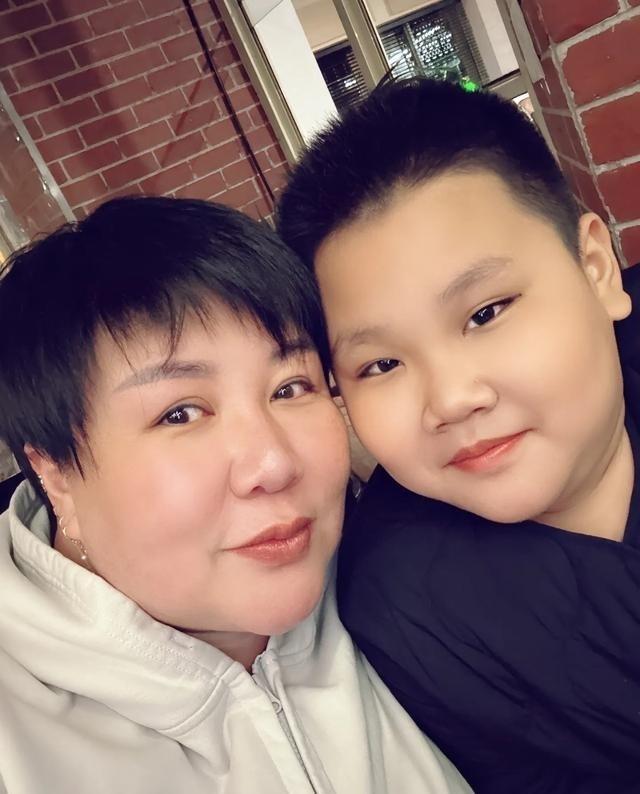 郭汾阳和社会朋友合影，气场全开	，小时候可爱，长大后初现霸总范