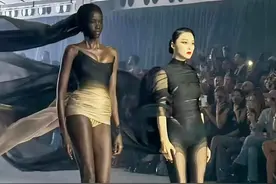 范冰冰巴黎走秀，被嘲腿短腰粗比例差，被同台黑人超模全方位碾压图片