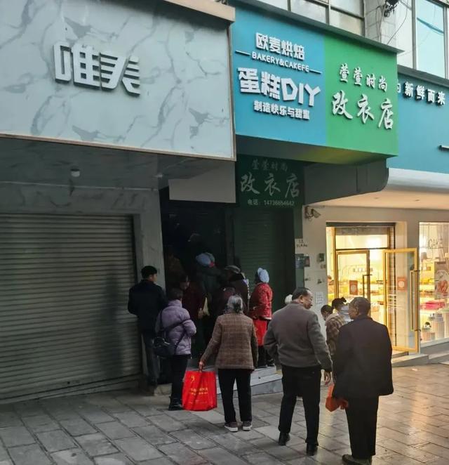 傻眼了！广西一对父母在屋顶装光伏板，25年后才可以拆，小伙苦笑