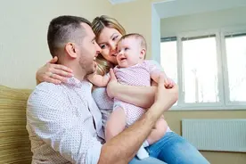 宝宝看爸爸妈妈的眼神，差距如此之大！图片