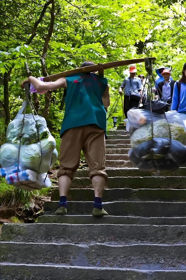 挑山工日均爬3趟，老君山不用无人机，地形不允许还是另有盘算？