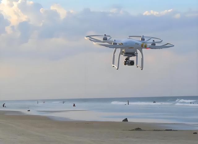 特朗普已连炸7国	，美防长逼中国往后退，102架次美军机分批进南海