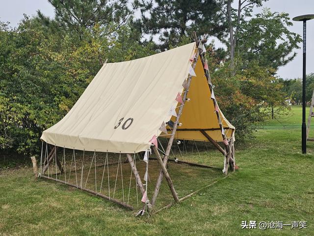 露营基地准备好了，您的旅行准备好了吗？帐篷，地毯，装备……