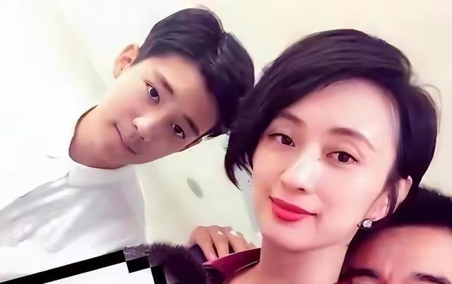 原来他是许亚军长子，神似前妻何晴	，如今名校毕业已成父亲的骄傲