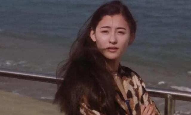 谢霆锋没想到，张柏芝凭阅兵当天的举动，口碑暴增，尽显格局之大