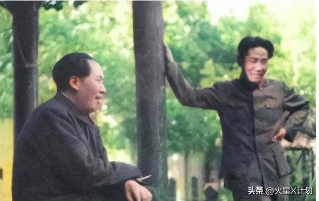 1974年，刘思齐再婚后和丈夫及孩子们的合影，满脸洋溢着幸福