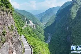 绝壁上的雕崖公路挑战驾驶者的勇气！图片