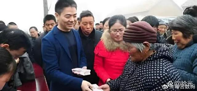 刘强东现身家乡超市，问大妈“价实不”？这波烟火气赢了