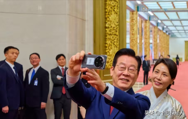 李在明也没想到，访华仅3天，59岁妻子竟凭一个举动给他长脸了