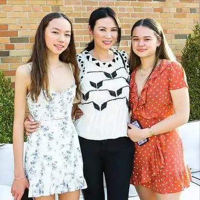 邓文迪当年死皮赖脸生下两个女儿，如今成了94岁默多克遗产受益人