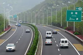 1000公里高速公路，车速开100和120km/h，到达时间会相差多少?图片