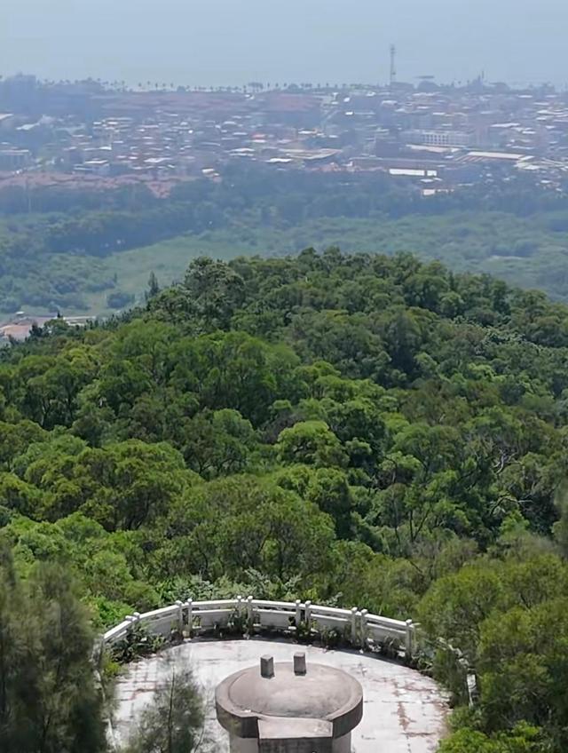 厦门东坪山碉堡观景台，可远眺大小金门及大担岛，看日出绝佳地点