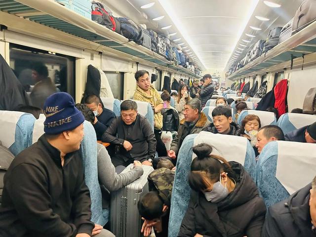 坐高铁4小时680元，坐绿皮火车14小时170元，果断选择坐绿皮火车