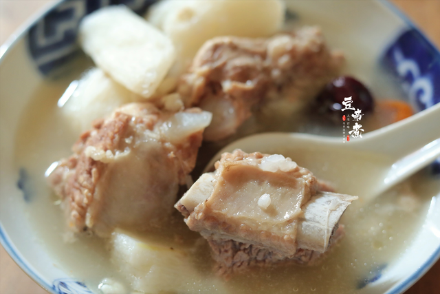 炖排骨，不要再放玉米胡萝卜了好吗？加入这几样小食材味道更完美
