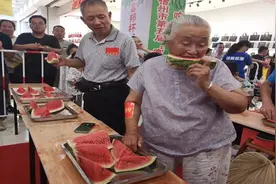 西瓜不能隔夜，会致癌？医生提醒：真正不能隔夜的，是这4种水果图片