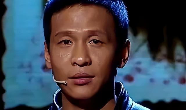 成名后抛弃原配，转身娶女粉丝的宋小宝，再藏不住早就变了的面相