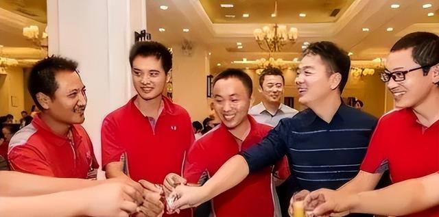 京东001号快递员已退休，勤恳工作16年，刘强东承诺的房给了吗？