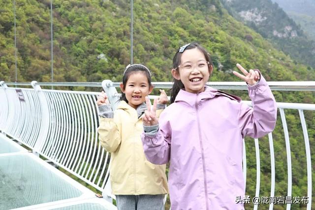 这么近 那么美 漫游官鹅赏山水 |“五一”趣游鹅嫚沟！高空漂流+玻璃桥解锁刺激新体验