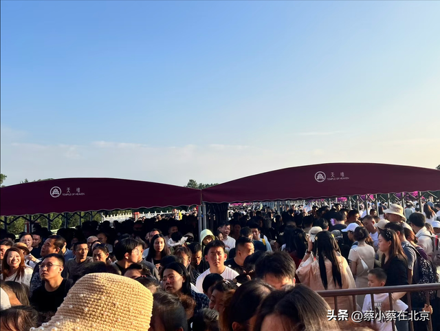 2025年国庆节假期，北京天坛公园发生的真实场景画面，压根走不动