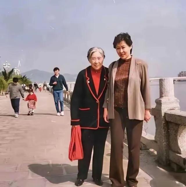 这是王光美的真实容貌，并非演员扮演，货真价实的罕见老照片