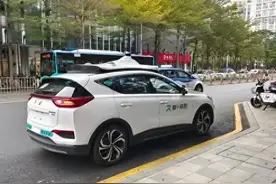 萝卜无人驾驶横停马路中央，交通瘫痪，交警出马无用，官方回应图片
