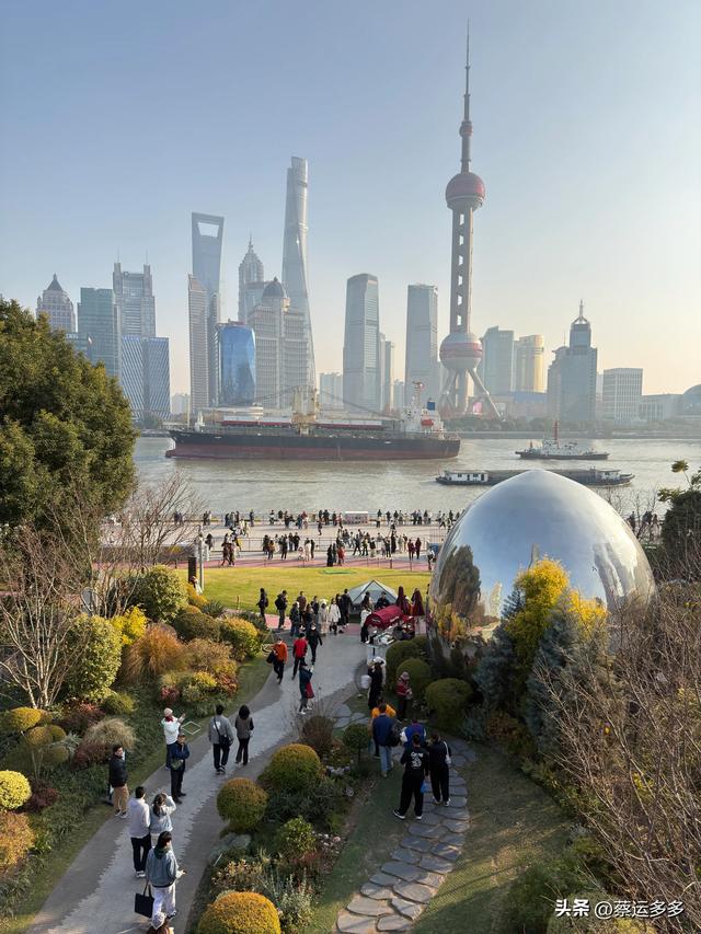 在北外滩，与圣诞和黄浦江撞个满怀