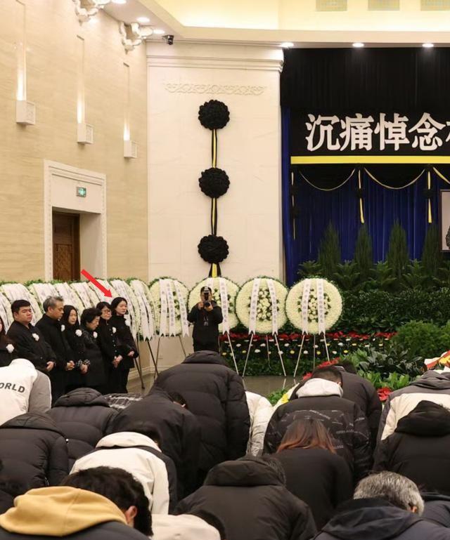 杨振宁身覆国旗，翁帆站首位，次子杨光宇露面，重量级好友也到场