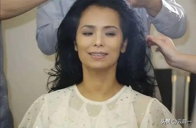 62岁韦唯现状	，家暴前夫离世，车祸脊柱断裂，3个混血儿子已回国