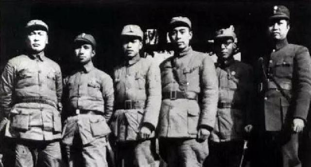 1955年，蒋介石指着十大元帅的照片，对宋美龄说：这个人太可怕了
