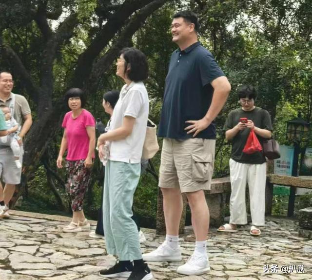 姚明一家游苏州太湖，15岁女儿打扮太老气	，岳母出镜瘦又高超170