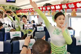 “粽”情高铁！五彩绳、香囊、粽子～还有乘务员小姐姐的惊喜快闪图片