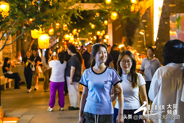 文旅热潮涌动 古城夜色引客来
