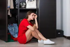 我躲在衣柜里想给老公惊喜，听到妹妹和老公的说话声，我捂嘴哭了图片