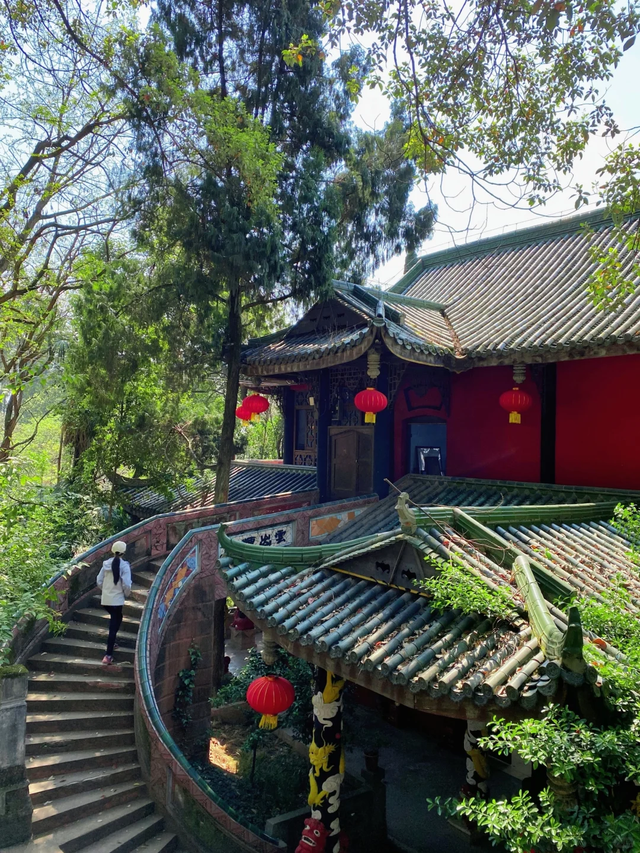 成都地铁直达！被低估的小众徒步秘境，10元斋饭好吃吃到撑