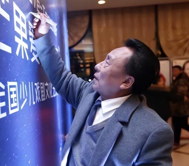 包养多名情妇，生下11个私生子，70多岁潜逃时仍要生娃！他是谁？