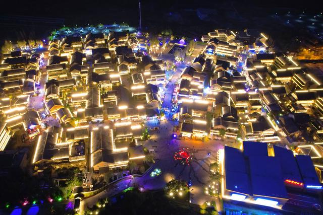 长白山恩都里度假区，旅游打卡新地标，感受夜色里的浪漫与新潮