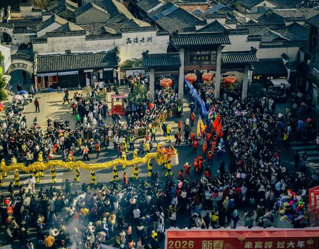 在高淳老街，推背走路！