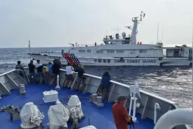 菲律宾护卫舰强闯黄岩岛，解放军出手了，美菲必须悬崖勒马图片