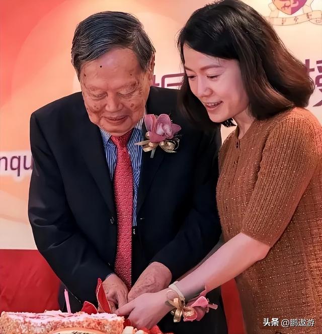 杨振宁因病逝世！刚过完103岁生日，最后一次亮相是为妻子庆生
