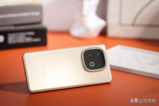 7620mAh超大电池也有超薄设计 vivo Y300 GT外观图赏
