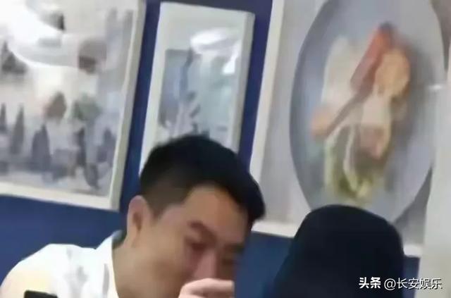 45岁殷桃与男友在北京一小面馆被拍