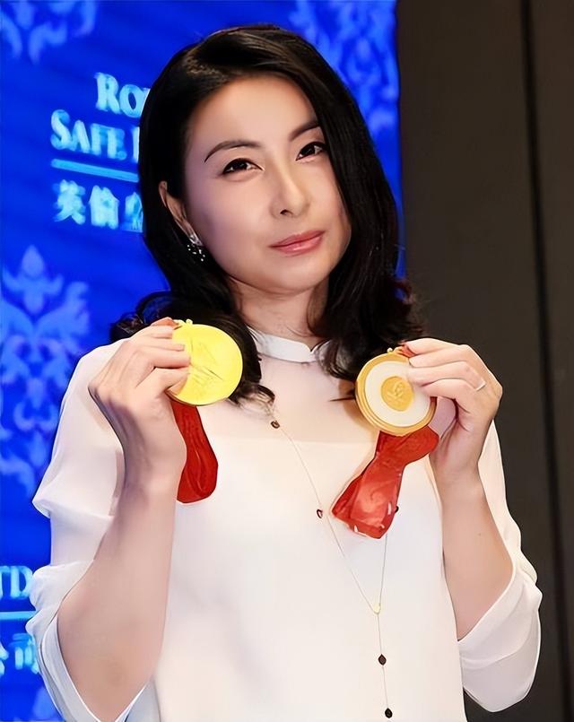 摊牌了！结婚13年，郭晶晶再次迎来喜讯，原来霍震霆当年没说错