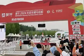北京半马何杰被“保送”冠军，外籍选手协助？赛事引发争议图片