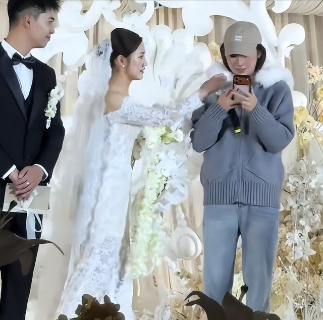 里子面子全丢了！吴艳妮出席姐姐婚礼抢尽风头，体面被撕个粉碎