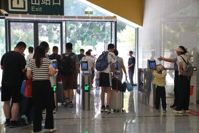 乘坐高铁到神农架避暑游何以爆火？